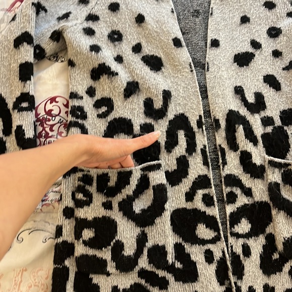 Black and Grey leopard Cardigan size M two pockets in front - Picture 7 of 8